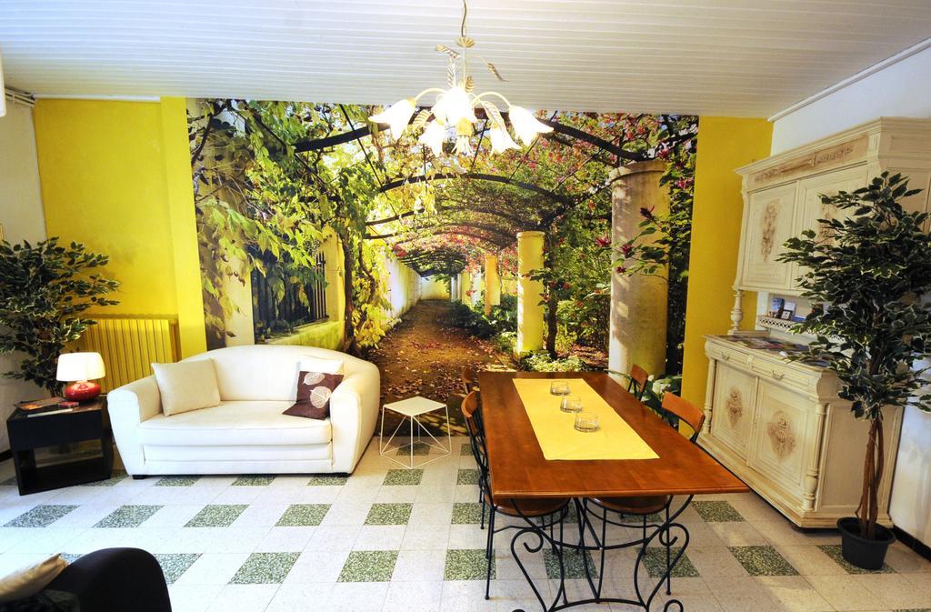 Chez Madeleine Bed & Breakfast Saint-Colomb-de-Lauzun Dış mekan fotoğraf