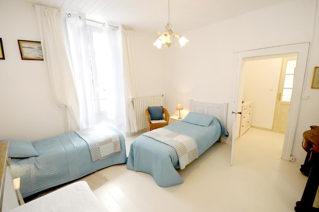 Chez Madeleine Bed & Breakfast Saint-Colomb-de-Lauzun Oda fotoğraf