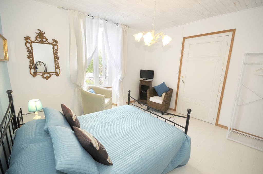 Chez Madeleine Bed & Breakfast Saint-Colomb-de-Lauzun Oda fotoğraf